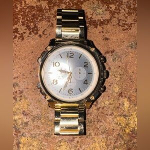 6 watches the 3 on the rightside have batteries and the other 3 need batteries